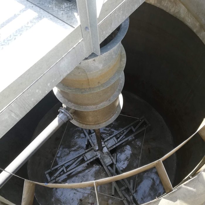 Central drive scrapper inside the clarifier